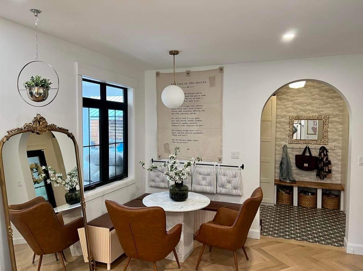 A living area with chairs and central table