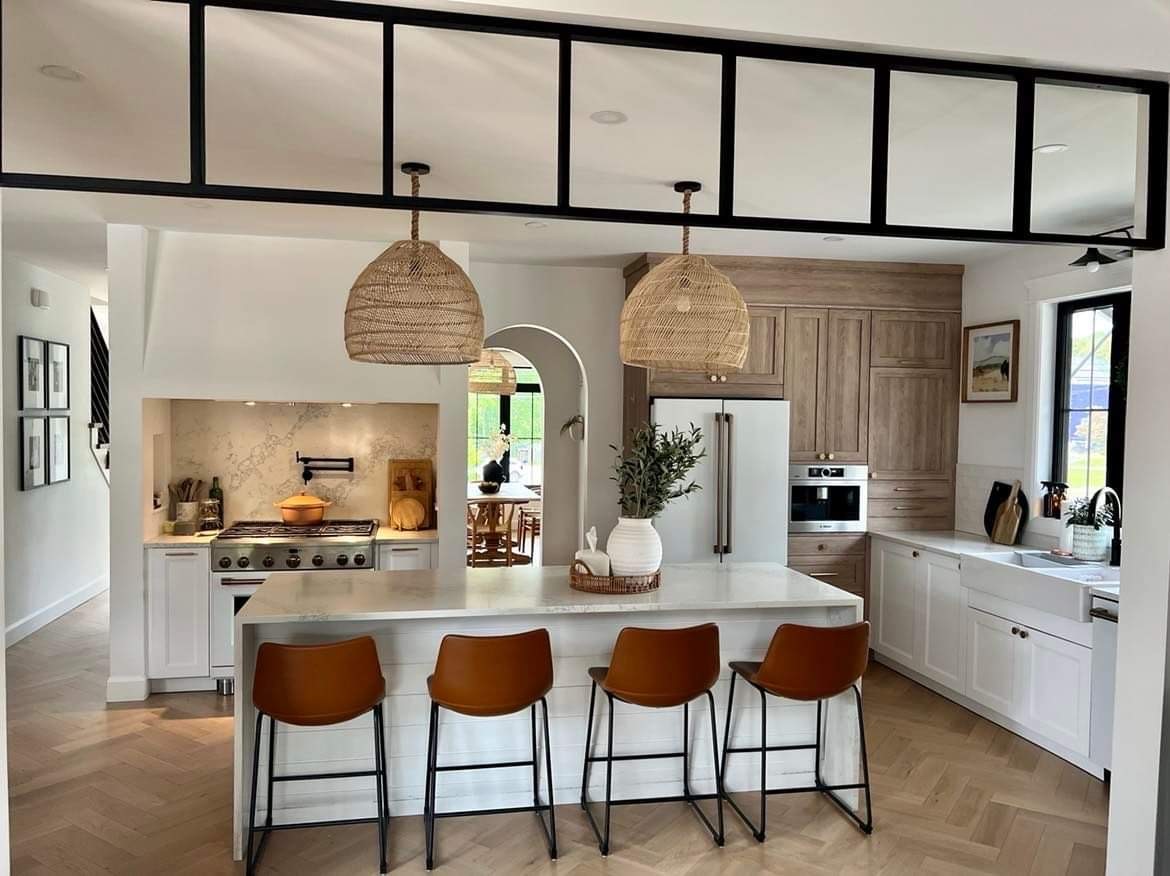 Kitchen with a central table and chairs